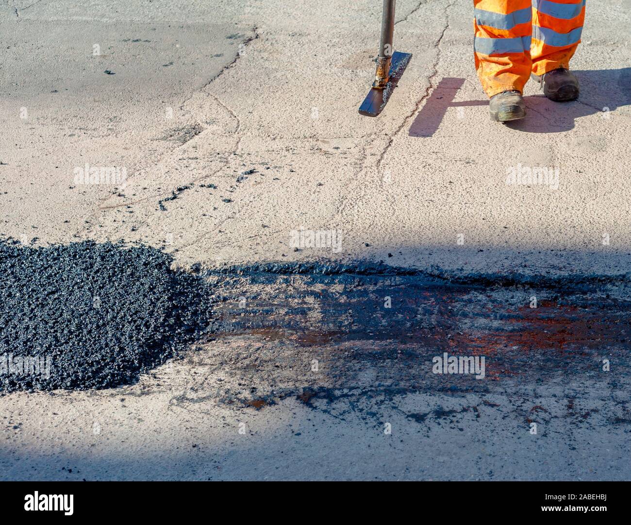 Chiudere la vista sui lavoratori e le macchine di asfaltatura Foto Stock