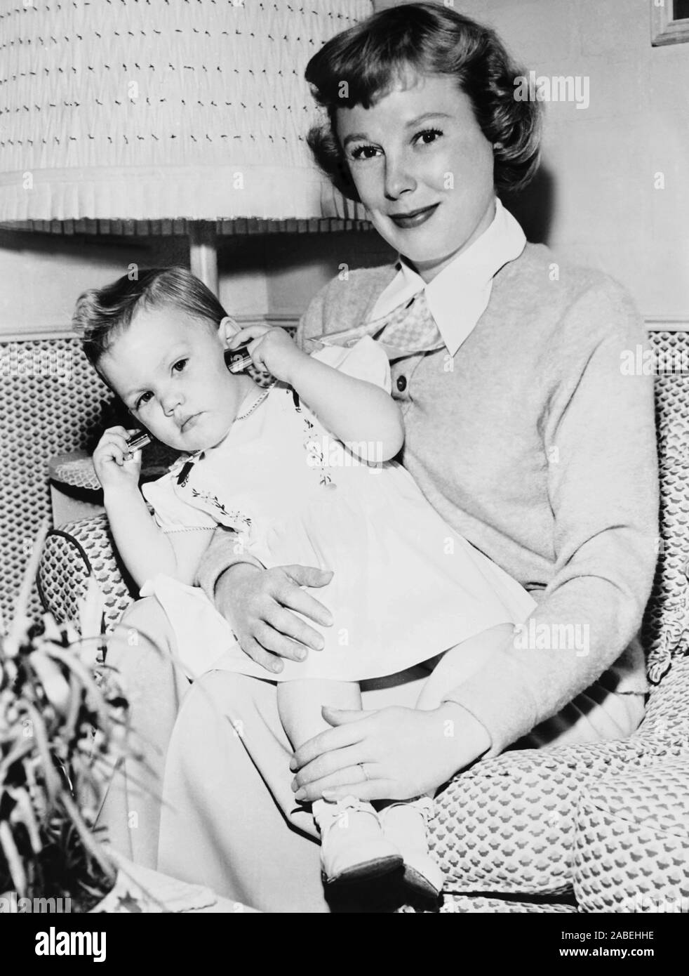 Croce di destra, Giugno Allyson con la figlia Pamela Powell sul set, 1950  Foto stock - Alamy