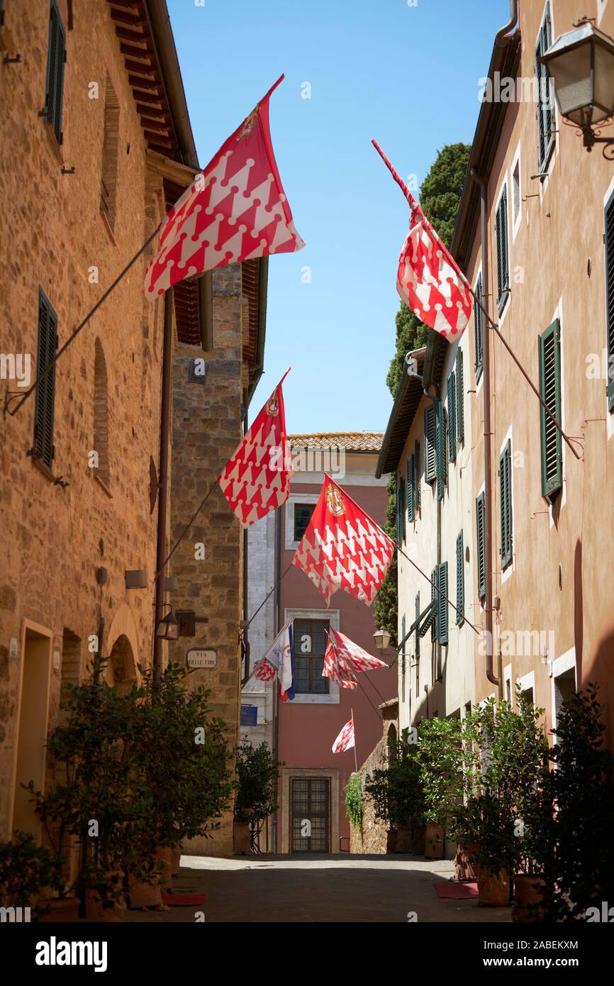 L'architettura di colore rosso e bianco Castello trimestre bandiere per le strade di San Quirico d'Orcia Siena Toscana Italia Europa Foto Stock