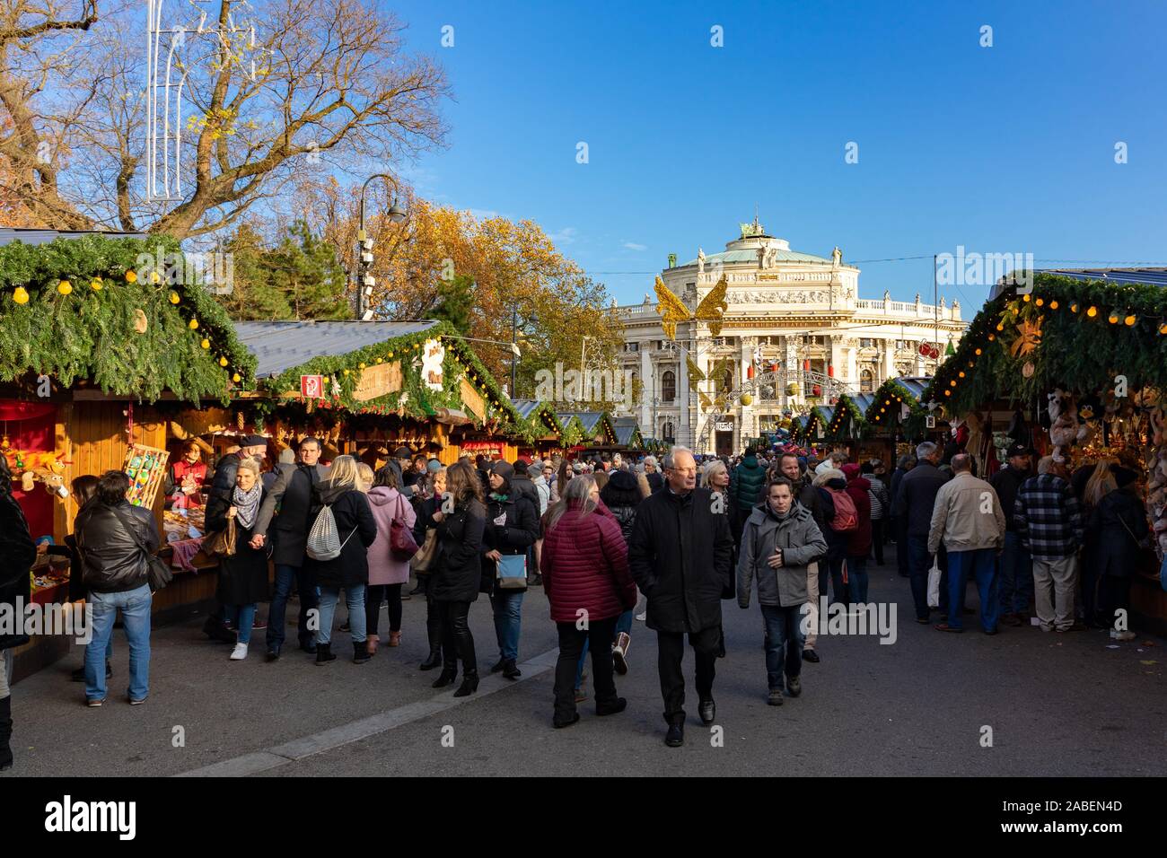 Vienna, Austria - 11.23.2019 : diurno christkindelmarkt Rathausplatz di Vienna Christmas market con molte persone Foto Stock