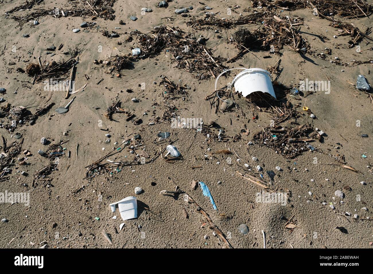 I contenitori in plastica inquinamento sulla costa del mare su blur sullo sfondo,pianeta salva Foto Stock