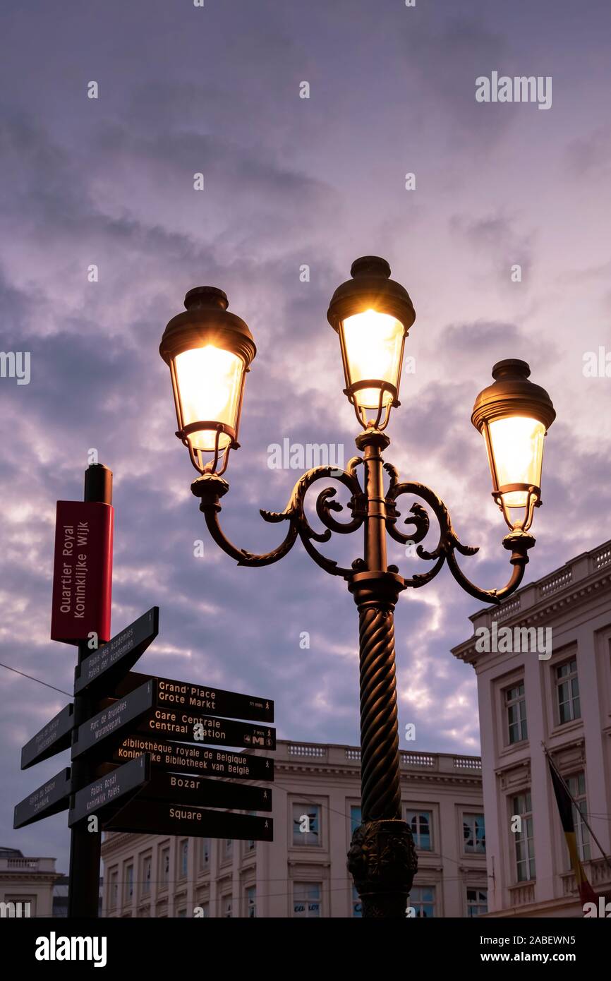 Bruxelles, Belgio - 23 Ottobre 2019: segnaletica stradale rivolta verso le principali attrazioni nella zona, situato nella Piazza Reale o Quartier Royal, sotto t Foto Stock