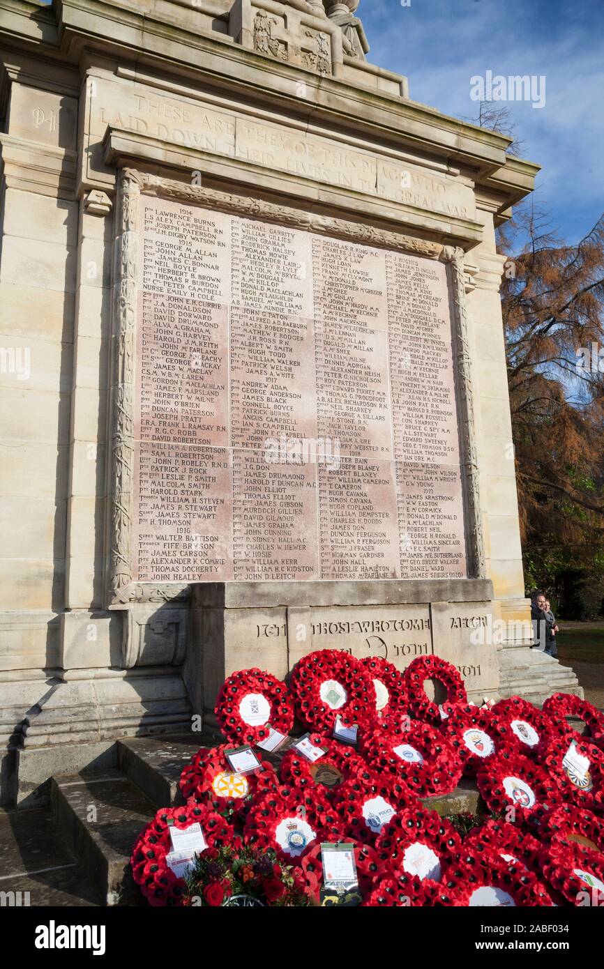 Il papavero ghirlande a Helensburgh War Memorial, Scozia, ricordo, servizio 2019 Foto Stock