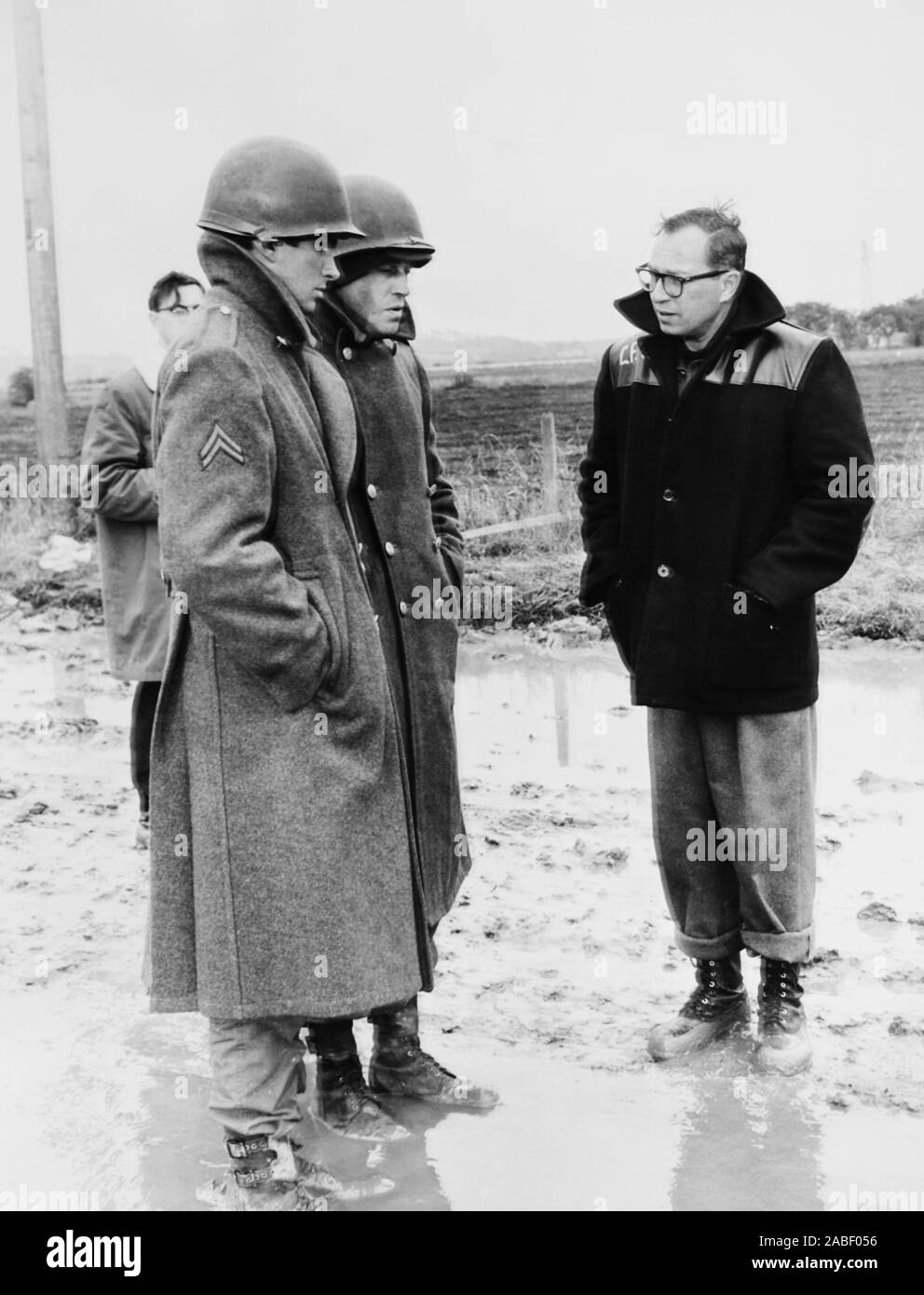 I vincitori, George Hamilton (sinistra), direttore Carl Foreman (destra) sul set, 1963 Foto Stock