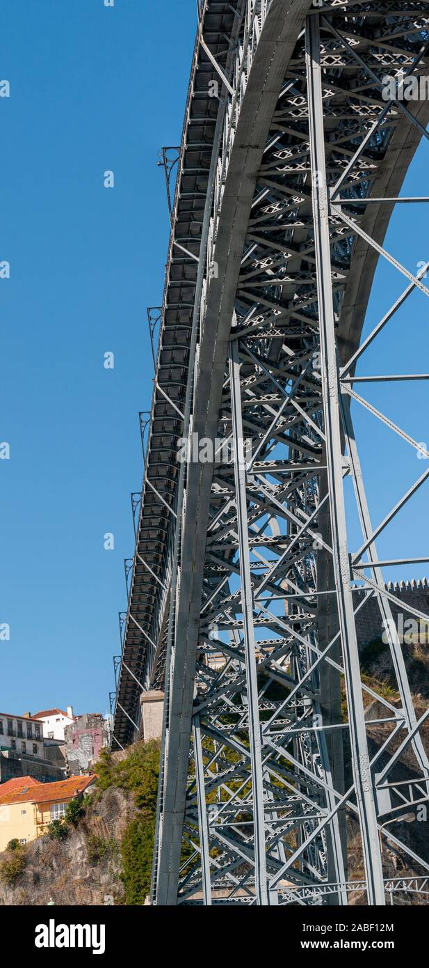 Vista astratta dei supporti di acciaio del Dom Luis i bridge a Porto in Portogallo come visto dal di sotto Foto Stock