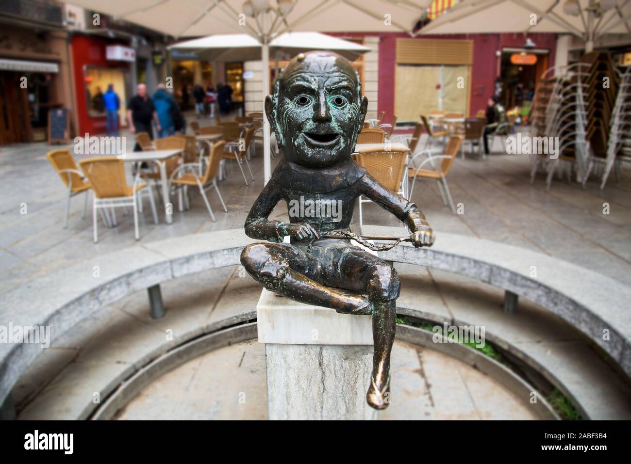 VIC, Spagna - 29 dicembre 2017: una vista dell'El Merma scultura raffigurante un personaggio popolare nel festival della città, nell'emblematica Plaça Foto Stock