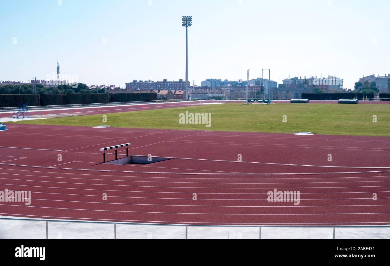 TARRAGONA, Spagna - 24 febbraio 2018: una vista della pista e sul campo del Athletics Stadium, nel Mediterraneo, ad anello che ospiterà l'atletica Foto Stock