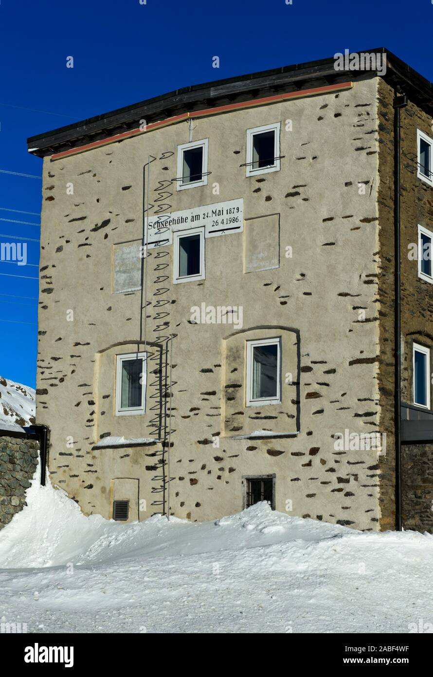 Contrassegni di registrazione altezza neve presso il Bernina Hotel, Albergo Ospizio Bernina, in inverno sul Passo del Bernina, Engadina, Grigioni, Svizzera Foto Stock