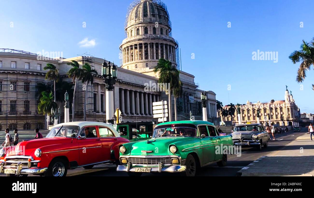Incredibile vecchie auto sulle strade di fronte nazionale di Capitol Building di Cuba Foto Stock