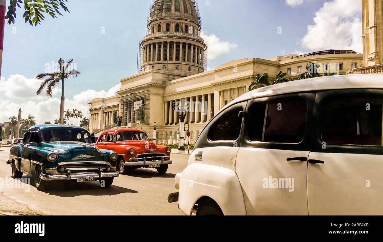 Colorata vecchia auto americane nelle strade di La Habana , Cuba Foto Stock