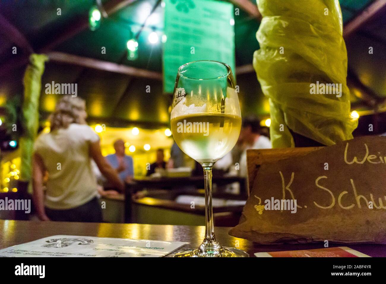 Un bicchiere di vino Riesling da Weingut Karl Schwaab, Ürzig Mosel, Renania-Palatinato, Germania su uno stand presso il festival del vino Foto Stock