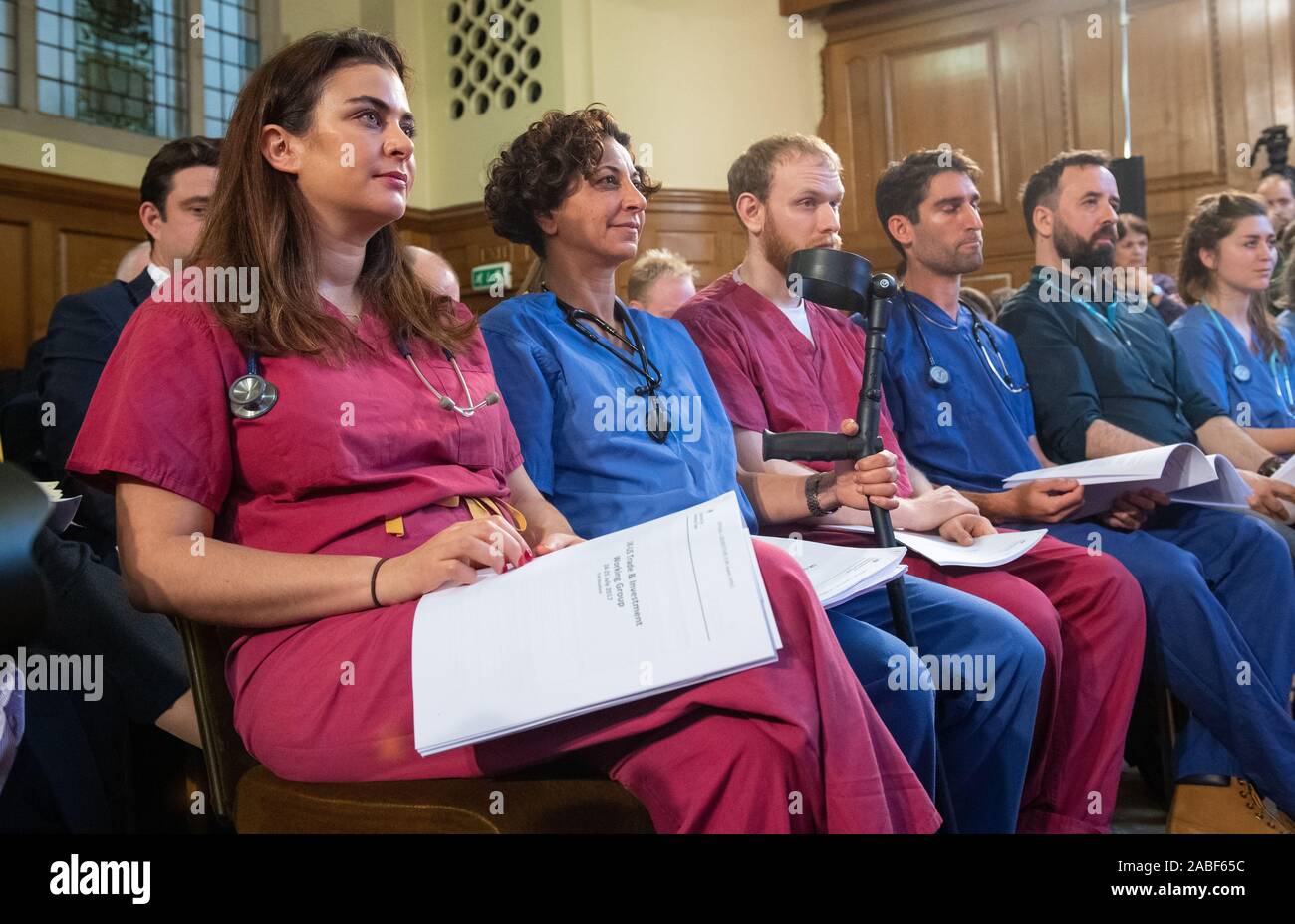 Lo staff di NHS tenere unredacted copie del Dipartimento per il commercio internazionale di UK-USA per il commercio e gli investimenti del gruppo di lavoro relazione nel corso di un discorso tenuto dal leader laburista Jeremy Corbyn circa il NHS in Westminster, Londra. Foto Stock