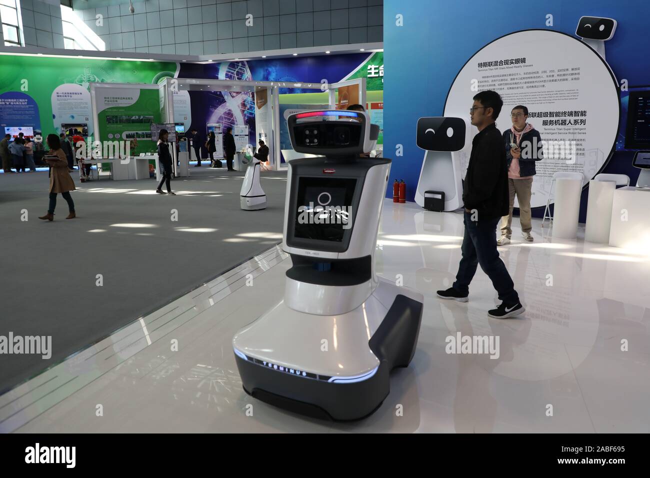 Un Titano super robot da Terminus partols al 2019 ZGC Forum di Pechino, Cina, 16 ottobre 2019. 2019 ZGC Forum - tecnologia di avanguardia e Futur Foto Stock