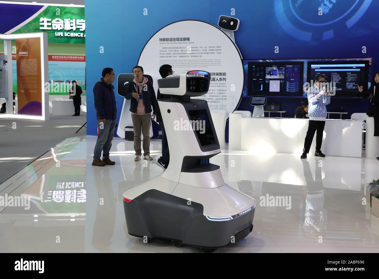 Un Titano super robot da Terminus partols al 2019 ZGC Forum di Pechino, Cina, 16 ottobre 2019. 2019 ZGC Forum - tecnologia di avanguardia e Futur Foto Stock