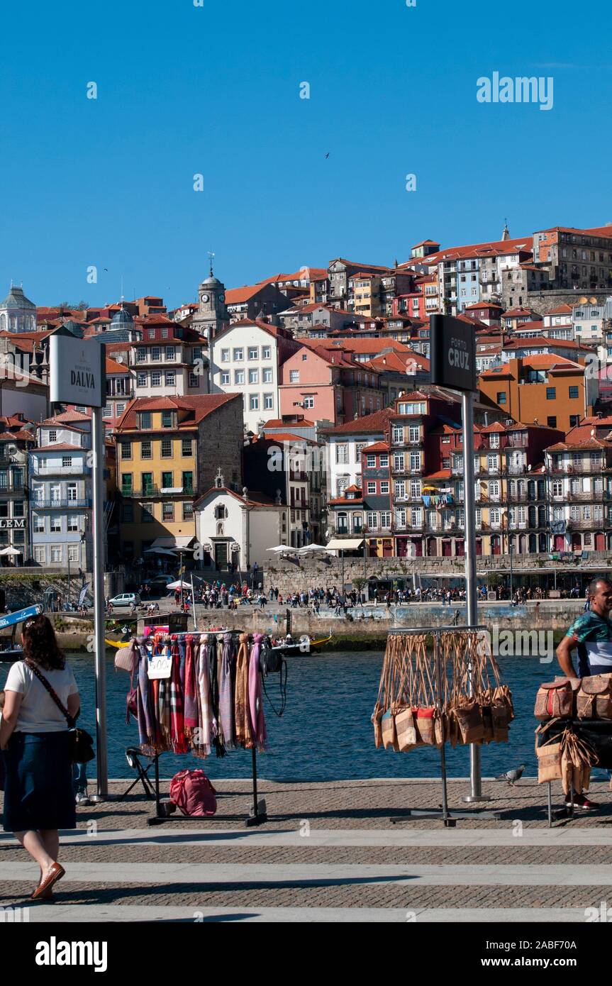 Bancarelle di artigianato in un mercato aperto, sulle rive del fiume Douro in Vila Nova de Gaia, Porto, Portogallo Foto Stock
