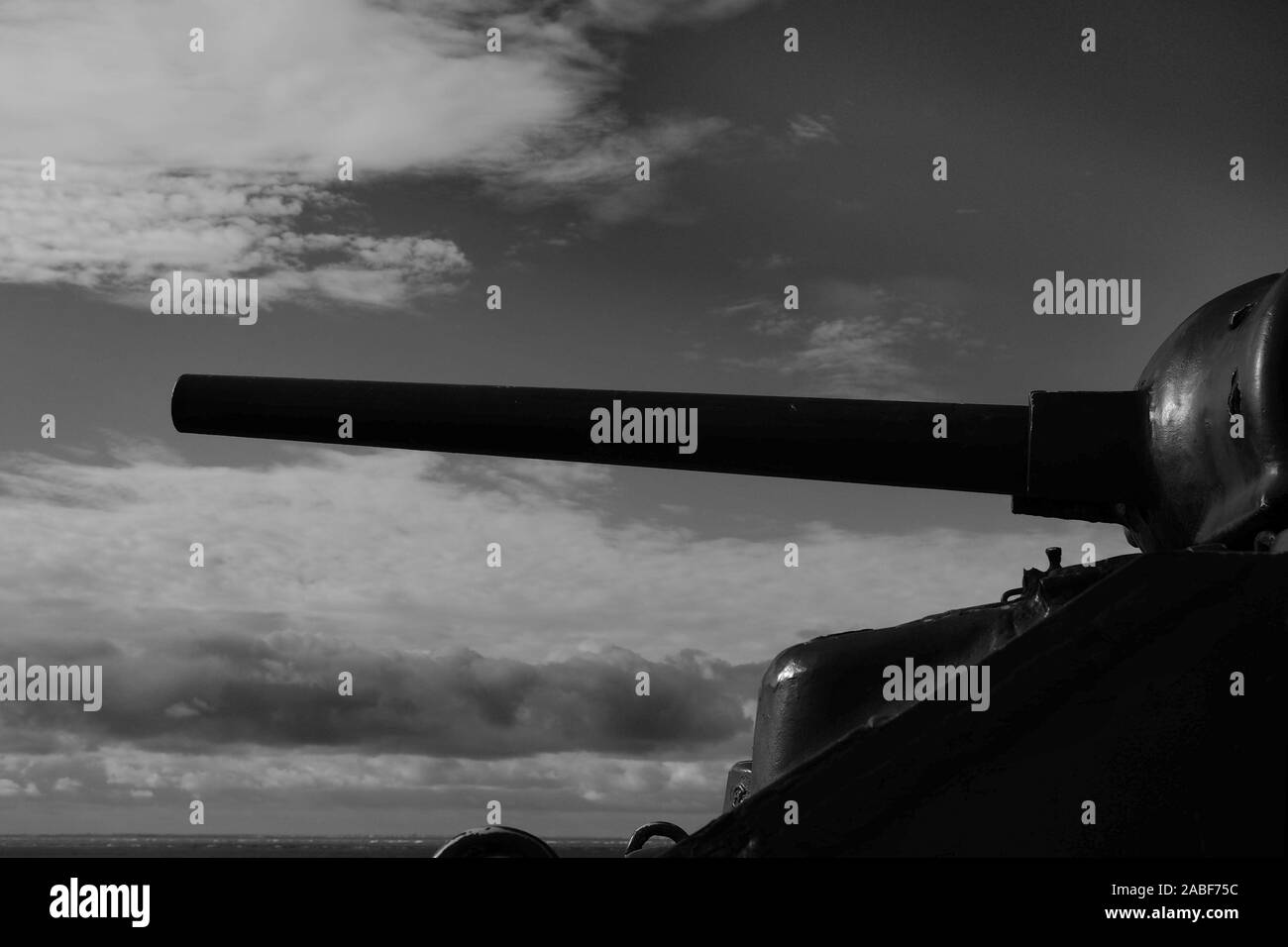 M 4 Sherman torretta del serbatoio e la pistola rivolta verso il cielo vicino a Westkapelle, Zeeland, nei Paesi Bassi, in bianco e nero Foto Stock