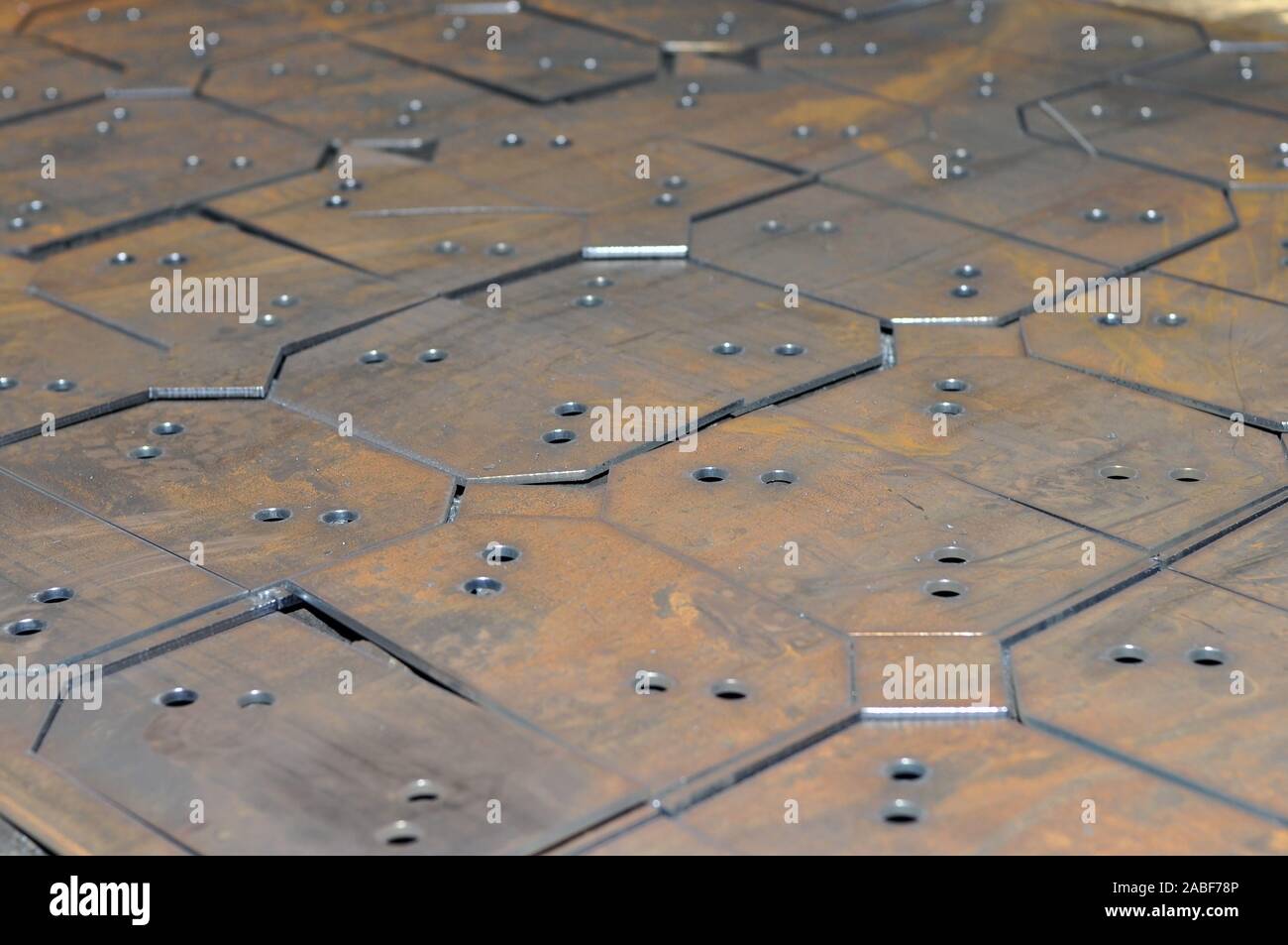 Il taglio del metallo. Il taglio al plasma di metallo di foglio. Tagliare fuori i dettagli. Produzione Foto Stock