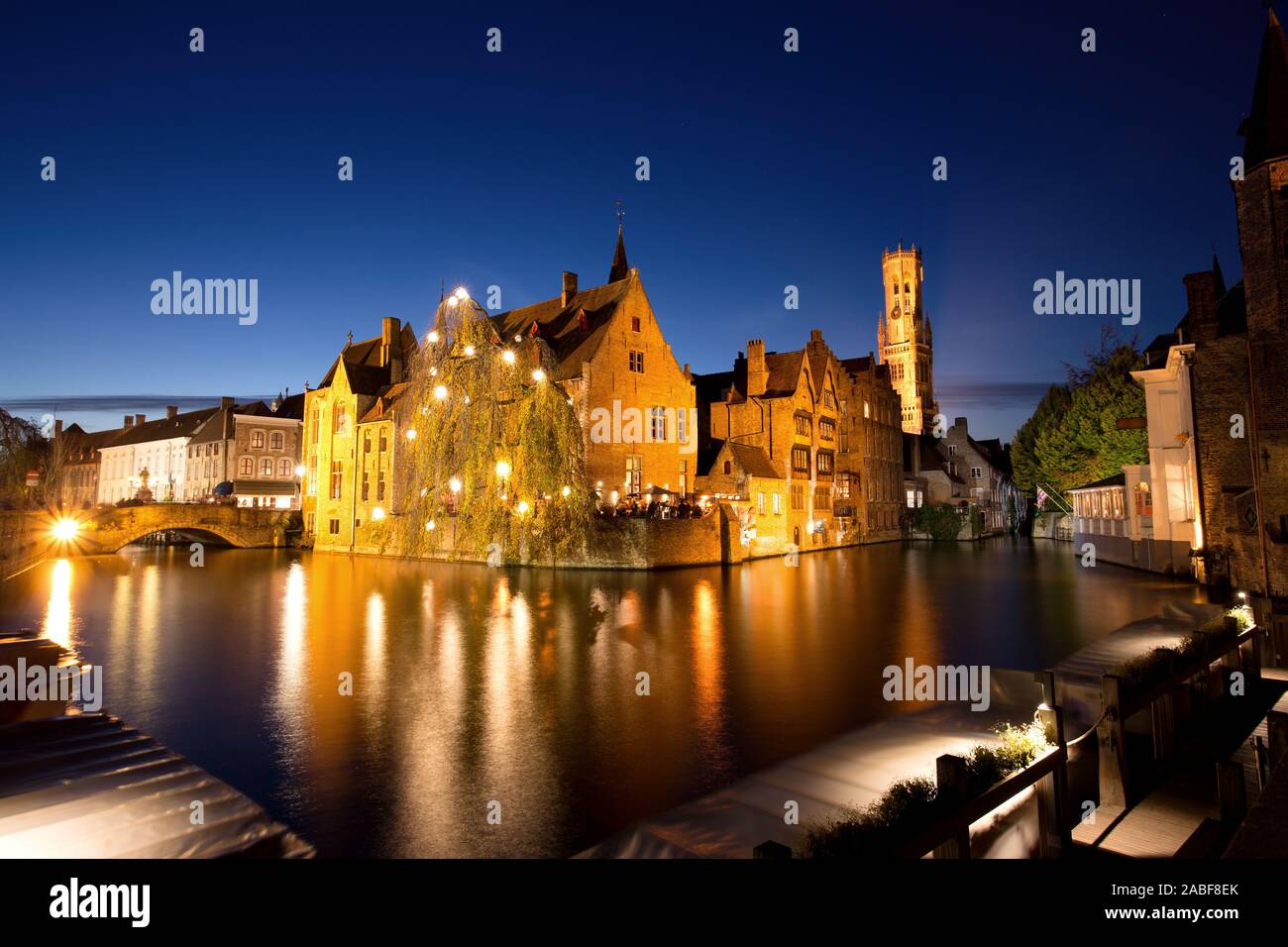 Storico della città medievale di Bruges con il fiume Canal al crepuscolo, Belgio Foto Stock