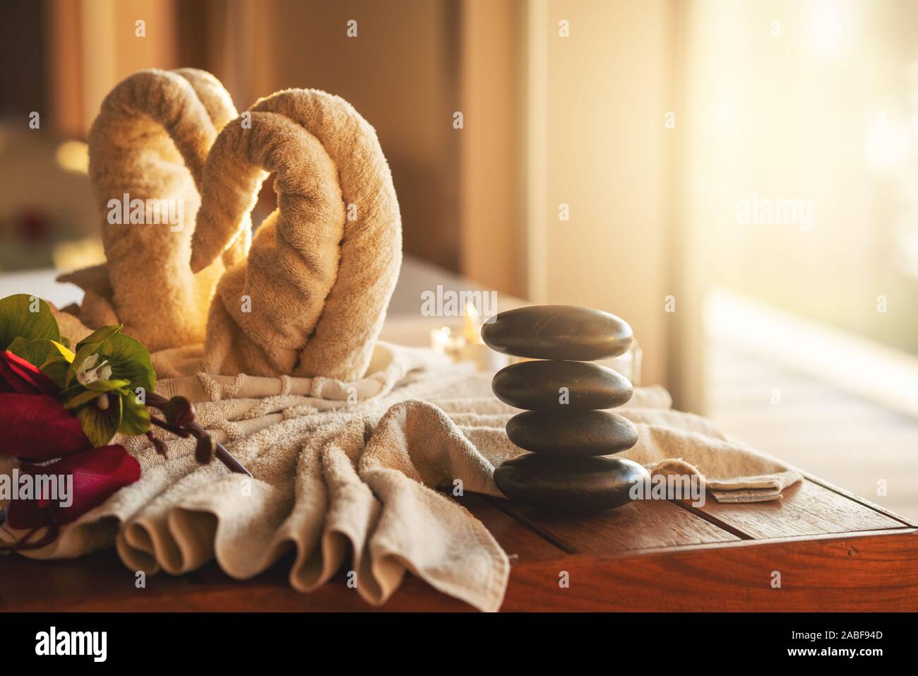 Concetto di Spa con pietre zen e la salvietta contro la luce solare. Foto Stock