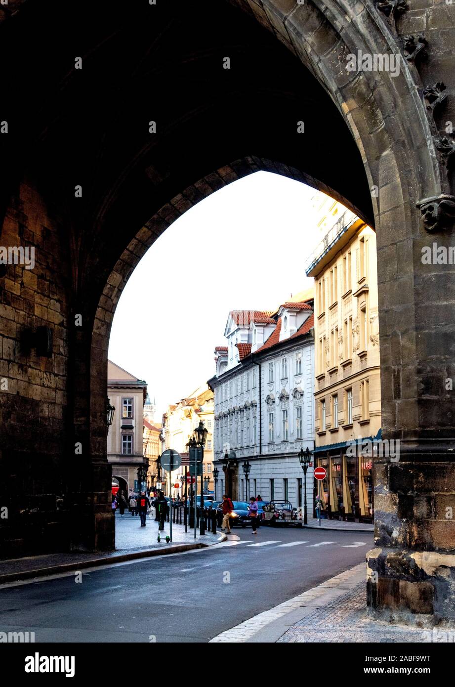 Costruzioni architettoniche in Praga centro città visto attraverso un arco a Praga, Repubblica Ceca Foto Stock