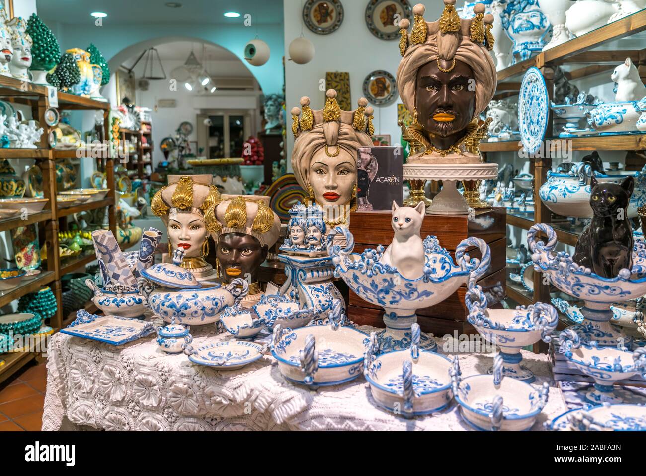 Sizilianische Keramik in einem Schaufenster,Taormina, Sizilien, Italien, Europa | ceramiche siciliane nella vetrina di un negozio, Taormina, Sicilia, Italia, Europ Foto Stock