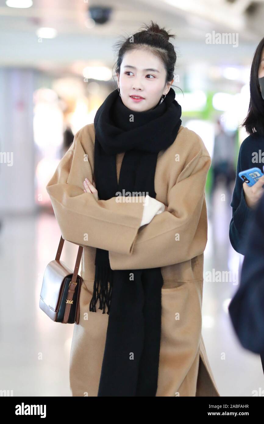 Attrice cinese Bai Lu arriva in un aeroporto di Pechino prima della  partenza a Pechino in Cina, 19 ottobre 2019. Borsa Burberry Foto stock -  Alamy
