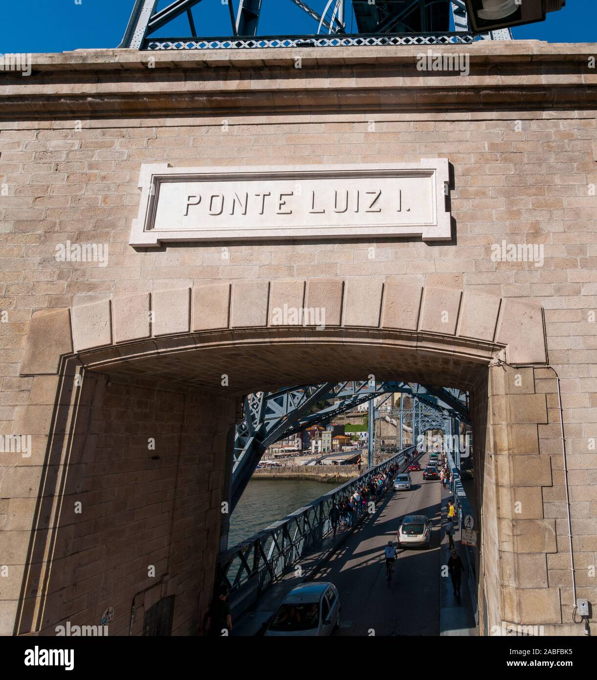 Street e il cancello di ingresso al ponte inferiore del Ponte Luiz I (Luis Ho) Ponte a Porto, Portogallo Foto Stock