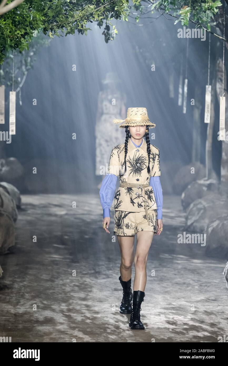 Modelli indossando rilasciato recentemente Dior vestiti a piedi la pista per Dior show del 2020 Primavera/Estate Shanghai Fashion Week in Cina a Shanghai, 20 ottobre 20 Foto Stock