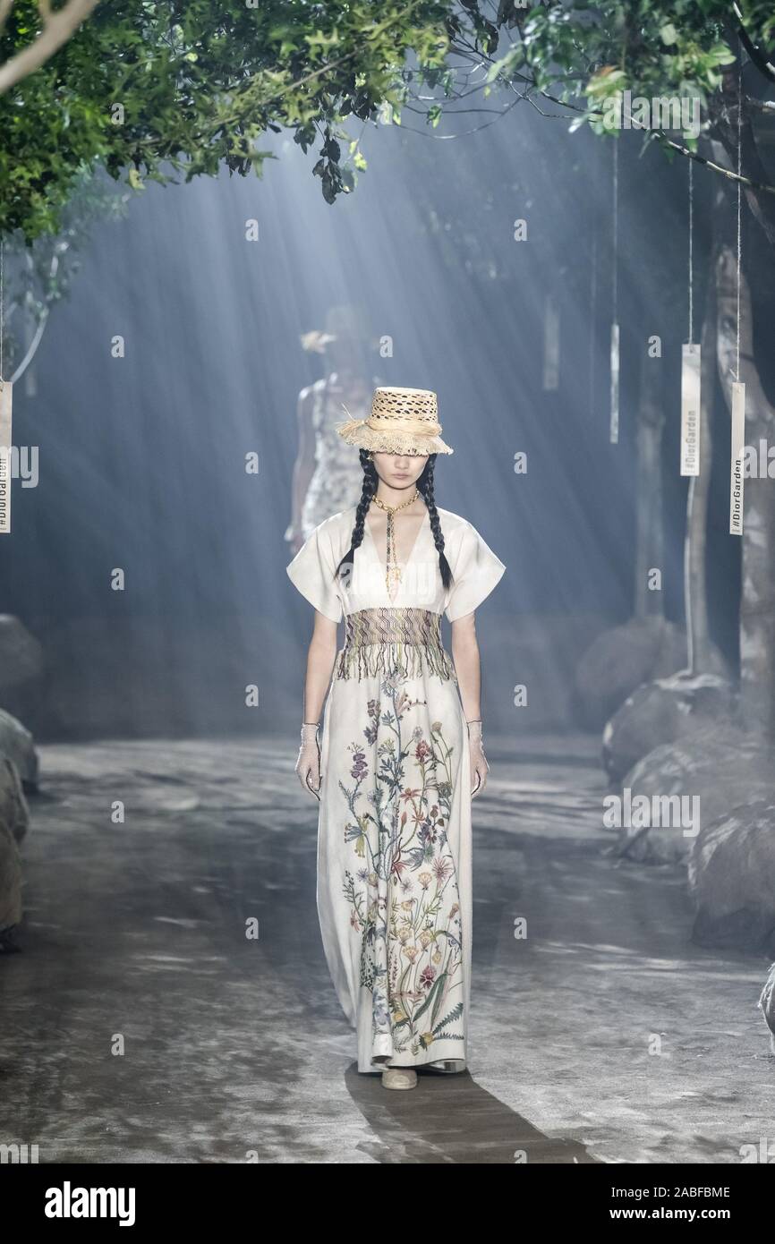 Modelli indossando rilasciato recentemente Dior vestiti a piedi la pista per Dior show del 2020 Primavera/Estate Shanghai Fashion Week in Cina a Shanghai, 20 ottobre 20 Foto Stock