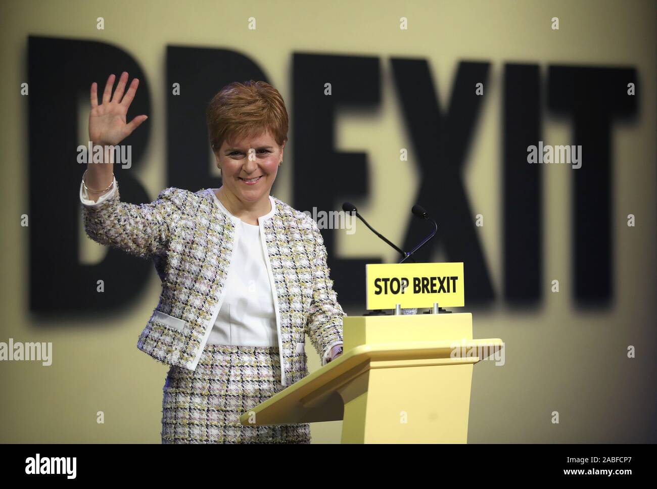 Primo Ministro Nicola Storione al SNP generale manifesto elettorale lanciare a SWG3, Glasgow, durante la campagna elettorale. Foto Stock