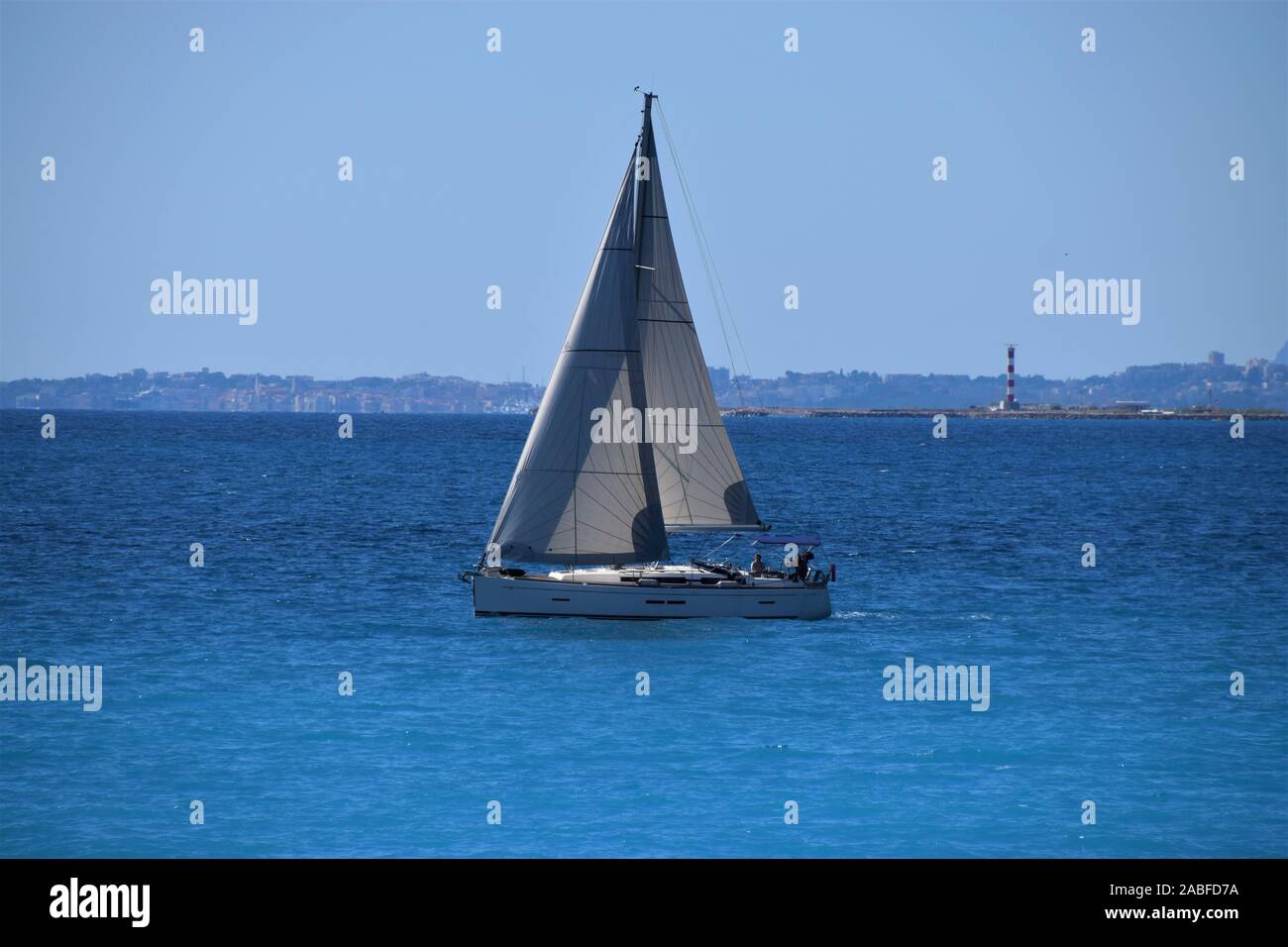 Barca a vela in mare con cielo blu chiaro Foto Stock