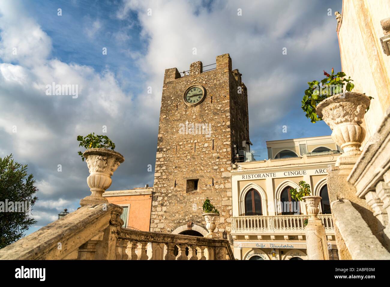 Turm Torre dell'Orologio, Taormina, Sizilien, Italien, Europa | La Torre dell'Orologio, Taormina, Sicilia, Italia, Europa Foto Stock