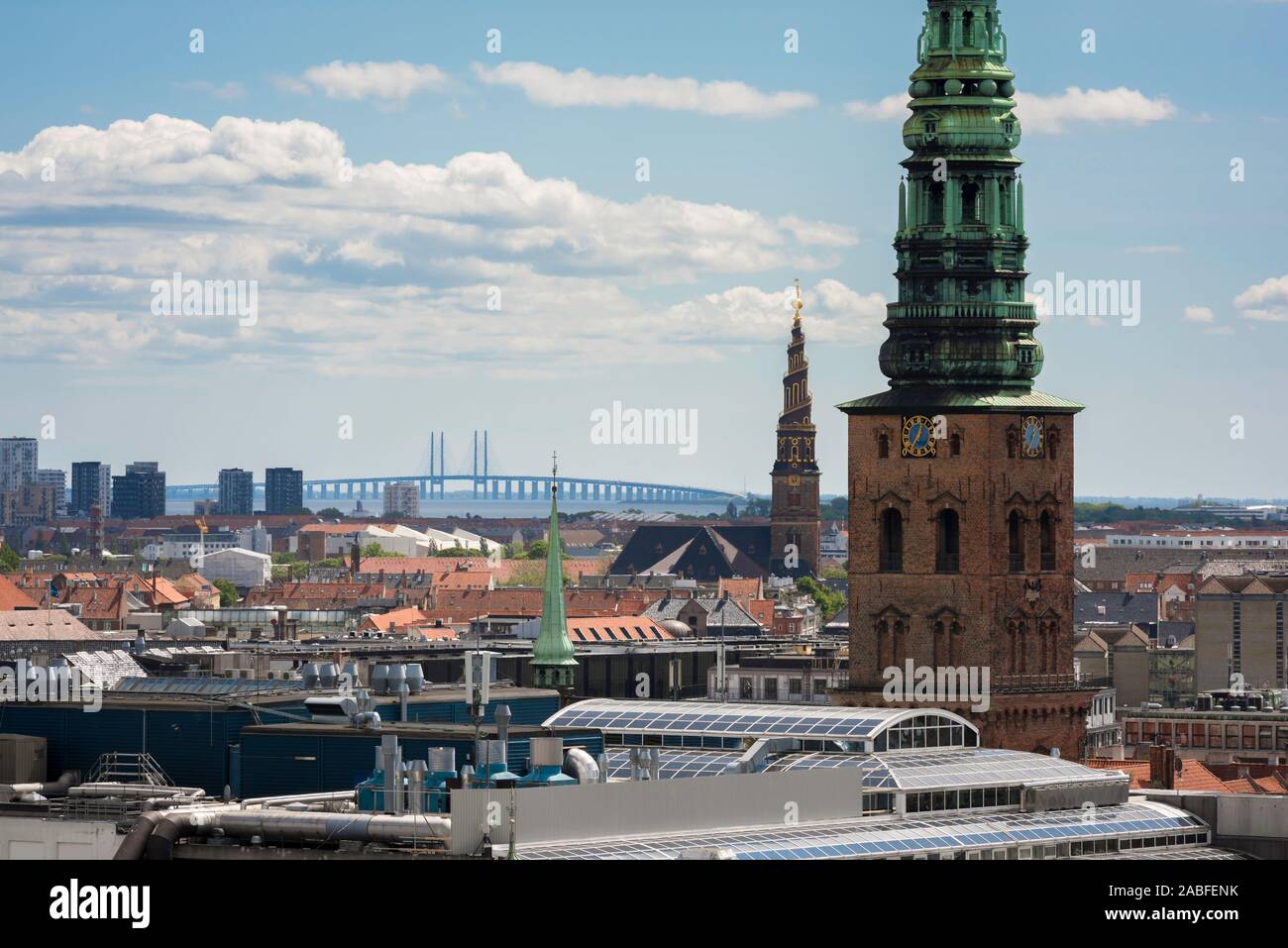 La città di Copenhagen, la vista sui tetti del sud di Copenaghen verso il ponte di Oresund (Øresundsbron) che collega la Danimarca con la Svezia. Foto Stock