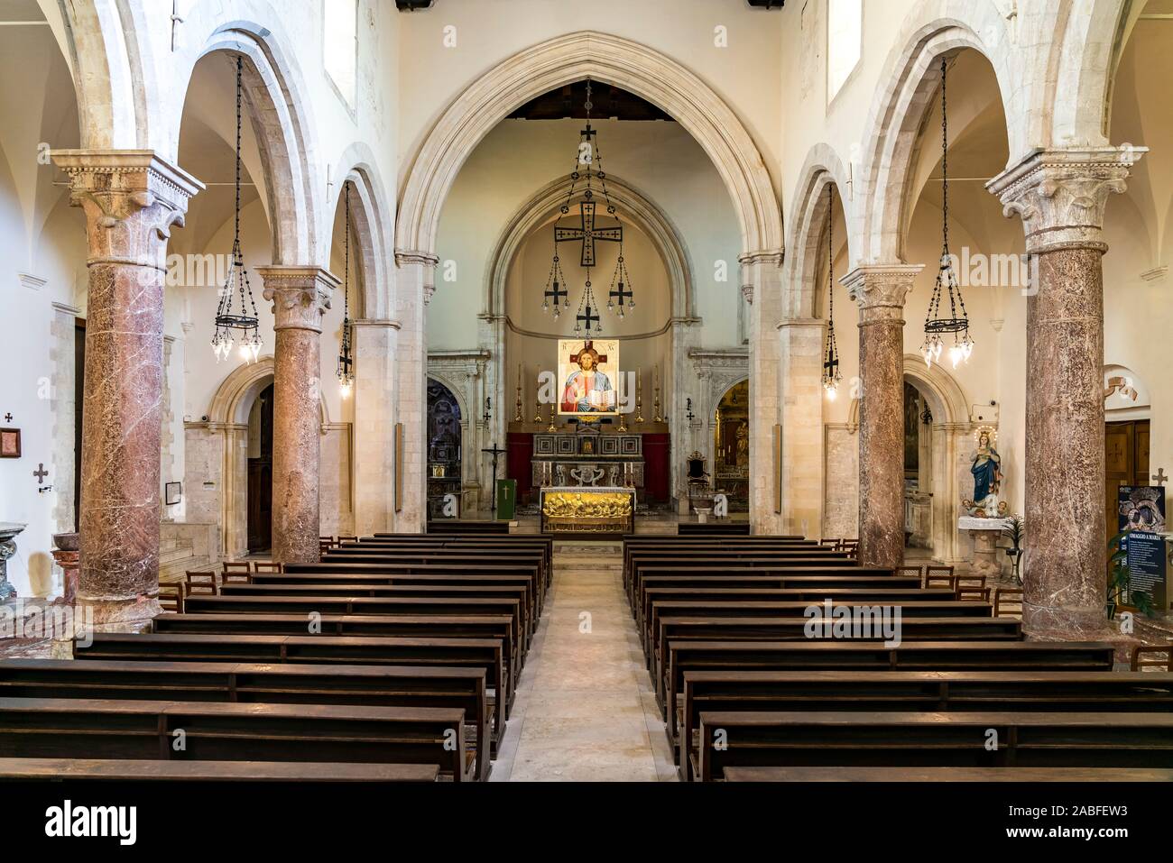 Innenraum des Dom San Nicolo, Taormina, Sizilien, Italien, Europa | Taormina Chiesa Cattedrale di San Nicola interno, Taormina, Sicilia, Italia, Europ Foto Stock