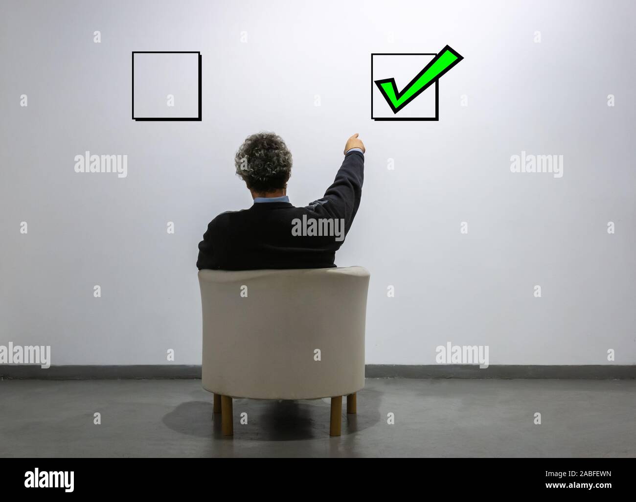 Un uomo indica un segno su una lista di controllo. Un uomo compila una lista di controllo. Concetto di audit, scelta e decisione. Foto Stock