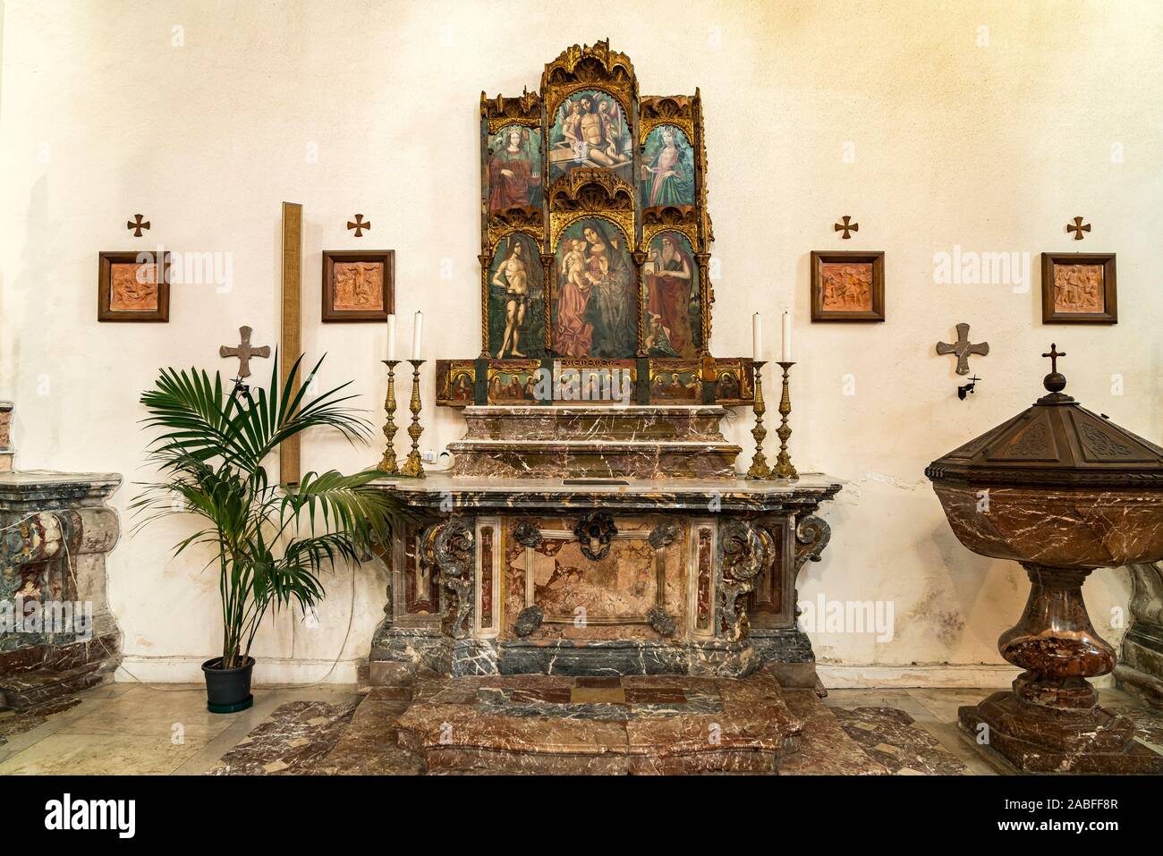 Altare im Dom San Nicolo, Taormina, Sizilien, Italien, Europa | Taormina Chiesa Cattedrale di San Nicola altare, Taormina, Sicilia, Italia, Europa Foto Stock