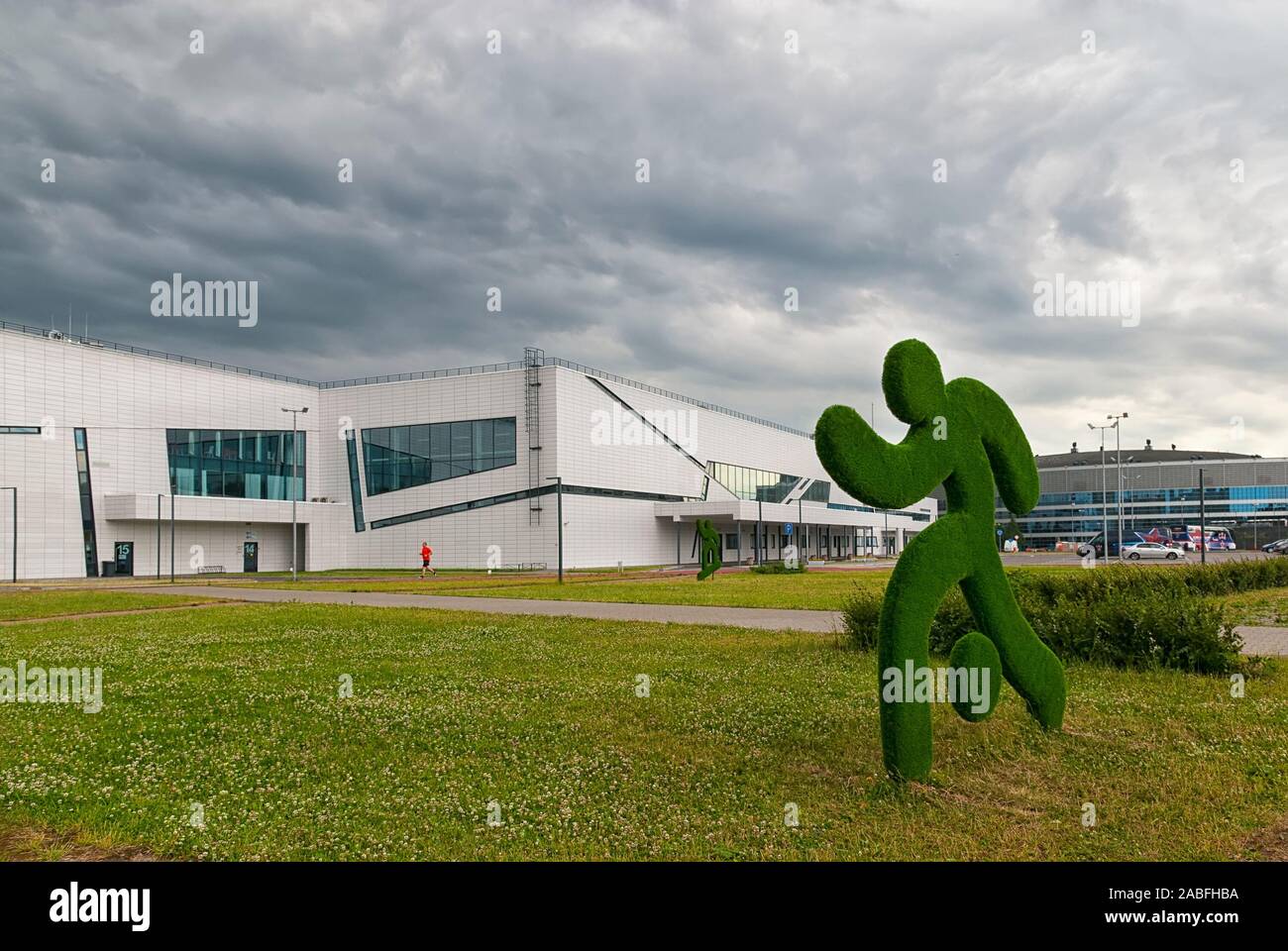 San Pietroburgo, Russia - 22 Giugno 2019: l'erba verde sculture nel parco giochi vicino alla città di Hockey edificio, il complesso per gli atleti di formazione Foto Stock