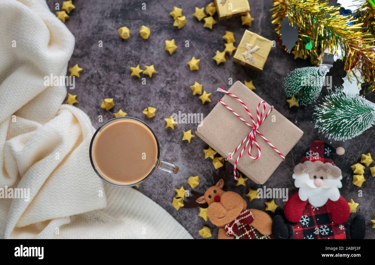 Caffè caldo nella stagione invernale con sfondo di Natale decorazioni e confezioni regalo su tavola Foto Stock