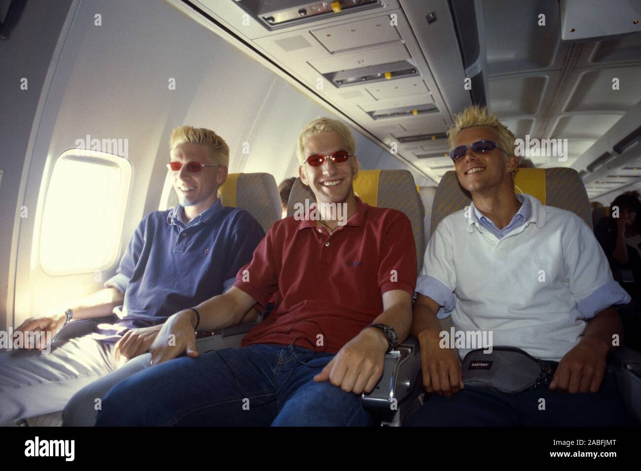 3 blonde junge Maenner Ferienflieger im Foto Stock