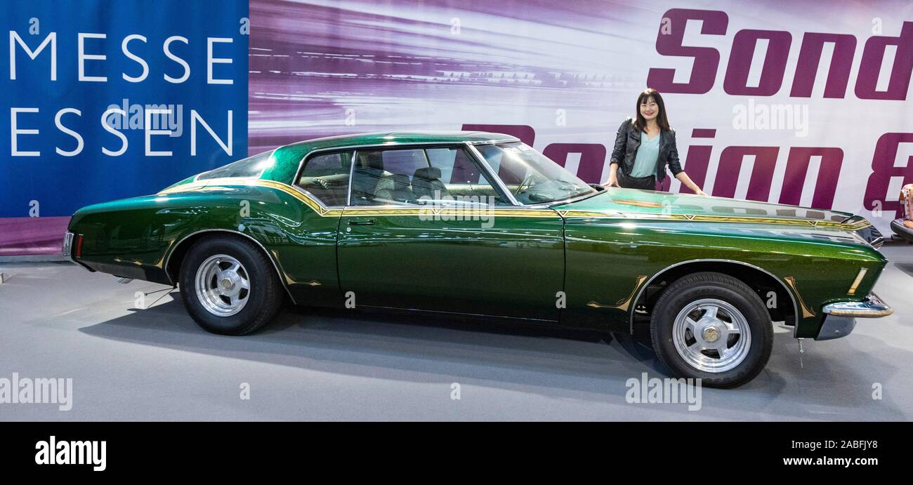 Essen, Germania. Il 27 novembre 2019. Crazy Cars e progettazione di automobili a Essen Motor Show 2019. Nella foto: Jürgen Prenota la Buick Riviera Rivtile. Europe fiera leader per veicoli sportivi ha luogo dal 30 novembre (giorno di anteprima: 29 novembre) al 8 dicembre e si aspetta di attirare 300.000 visitatori con più di 500 espositori. Foto Stock