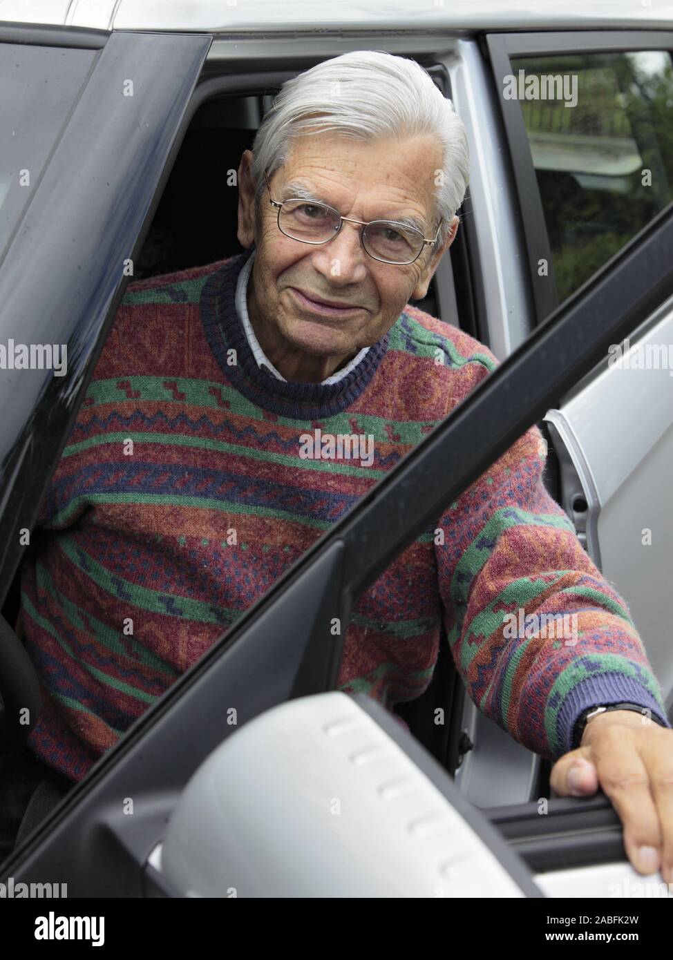 Senior steigt in ein Auto Foto Stock