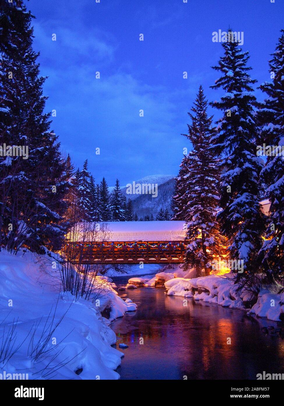 Vail Colorado; Gore Creek ponte coperto Foto Stock