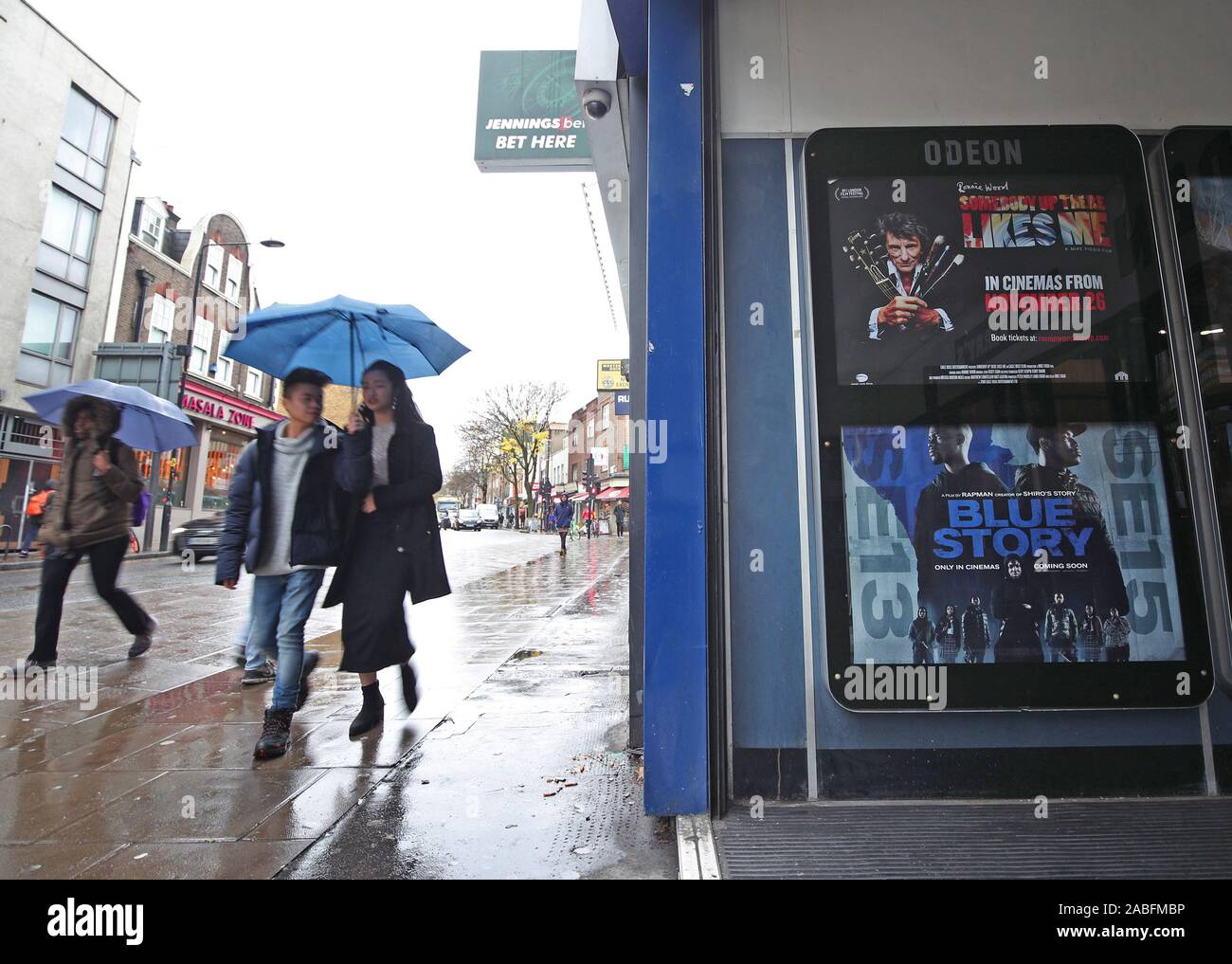 Un poster pubblicitari il film Blue storia in un cinema Odeon di Londra. Vue Cinema ha ritirato il film dopo sette poliziotti sono stati feriti in una perturbazione in città delle stelle a Birmingham il sabato sera. Foto Stock
