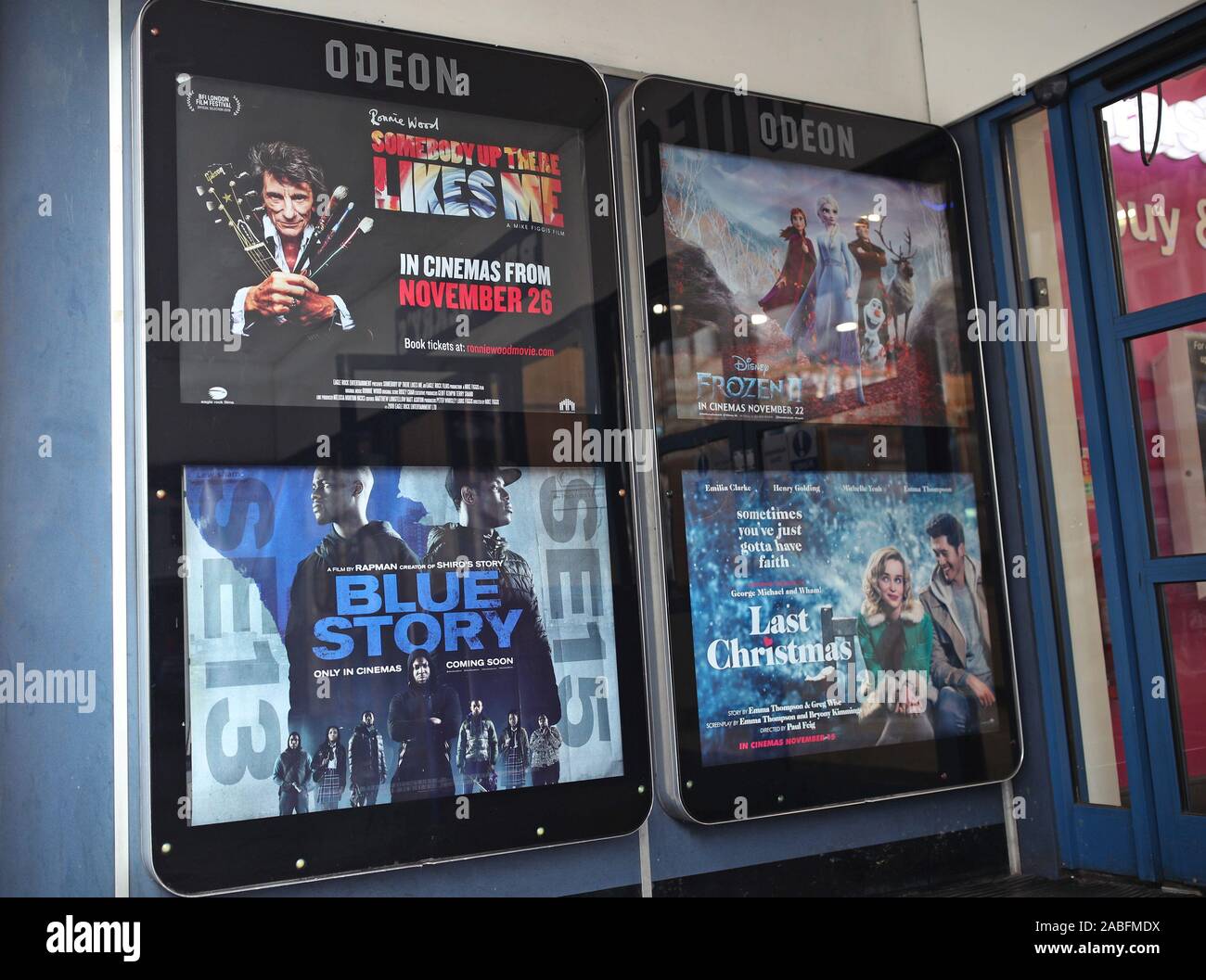 Un poster pubblicitari il film Blue storia in un cinema Odeon di Londra. Vue Cinema ha ritirato il film dopo sette poliziotti sono stati feriti in una perturbazione in città delle stelle a Birmingham il sabato sera. Foto Stock