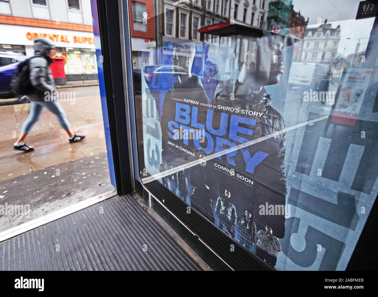 Un poster pubblicitari il film Blue storia in un cinema Odeon di Londra. Vue Cinema ha ritirato il film dopo sette poliziotti sono stati feriti in una perturbazione in città delle stelle a Birmingham il sabato sera. Foto Stock
