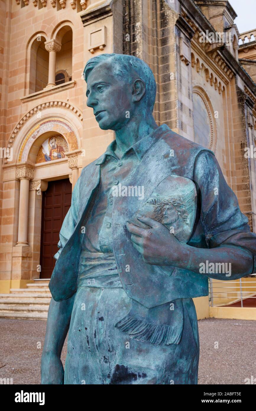 La scultura in bronzo di Franġisk Portelli dello scultore Alfred Camilleri Cauchi. Nella Basilica del Santuario Nazionale della Vergine di Ta' Pinu. Foto Stock