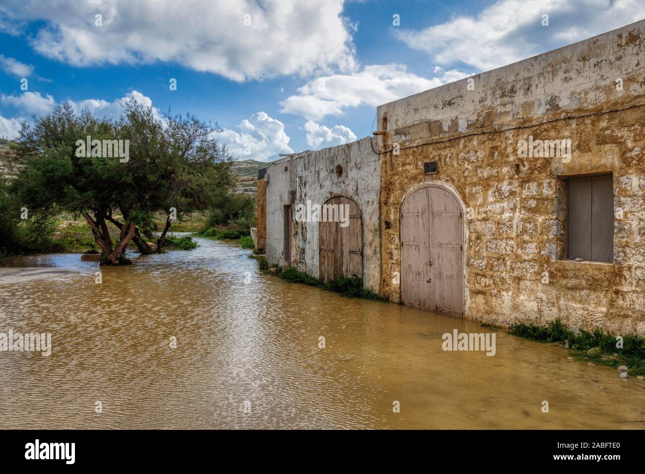 Superfici inondate di fronte al pescatore di storage e capannoni in barca al mare interno a Qawra, Gozo, Malta. Foto Stock