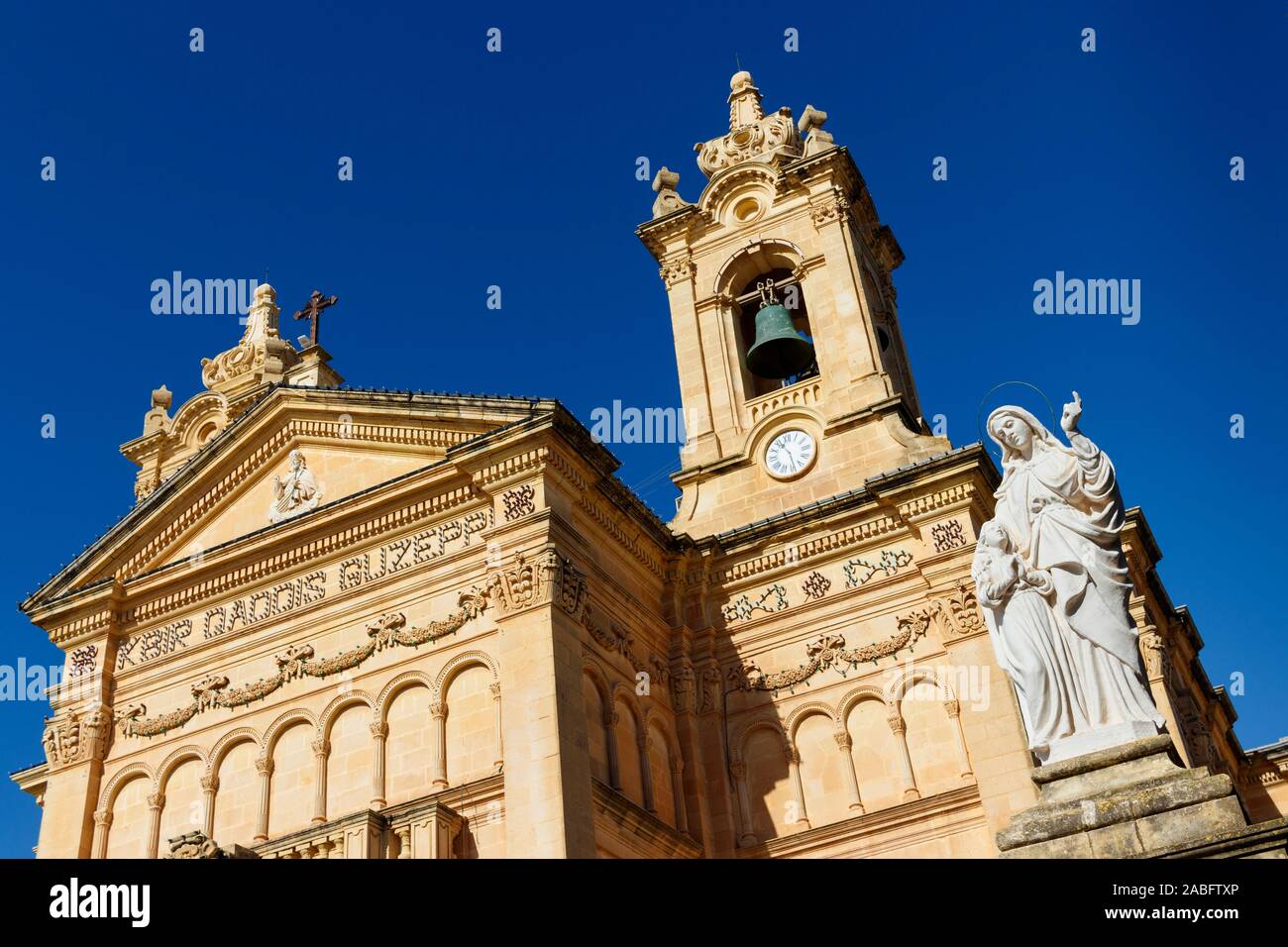 1882 chiesa parrocchiale di Qala, dedicata all Immacolata Concezione e di San Giuseppe. Costruito in stile barocco e consacrata nel 1904. A Gozo, Malta. Foto Stock