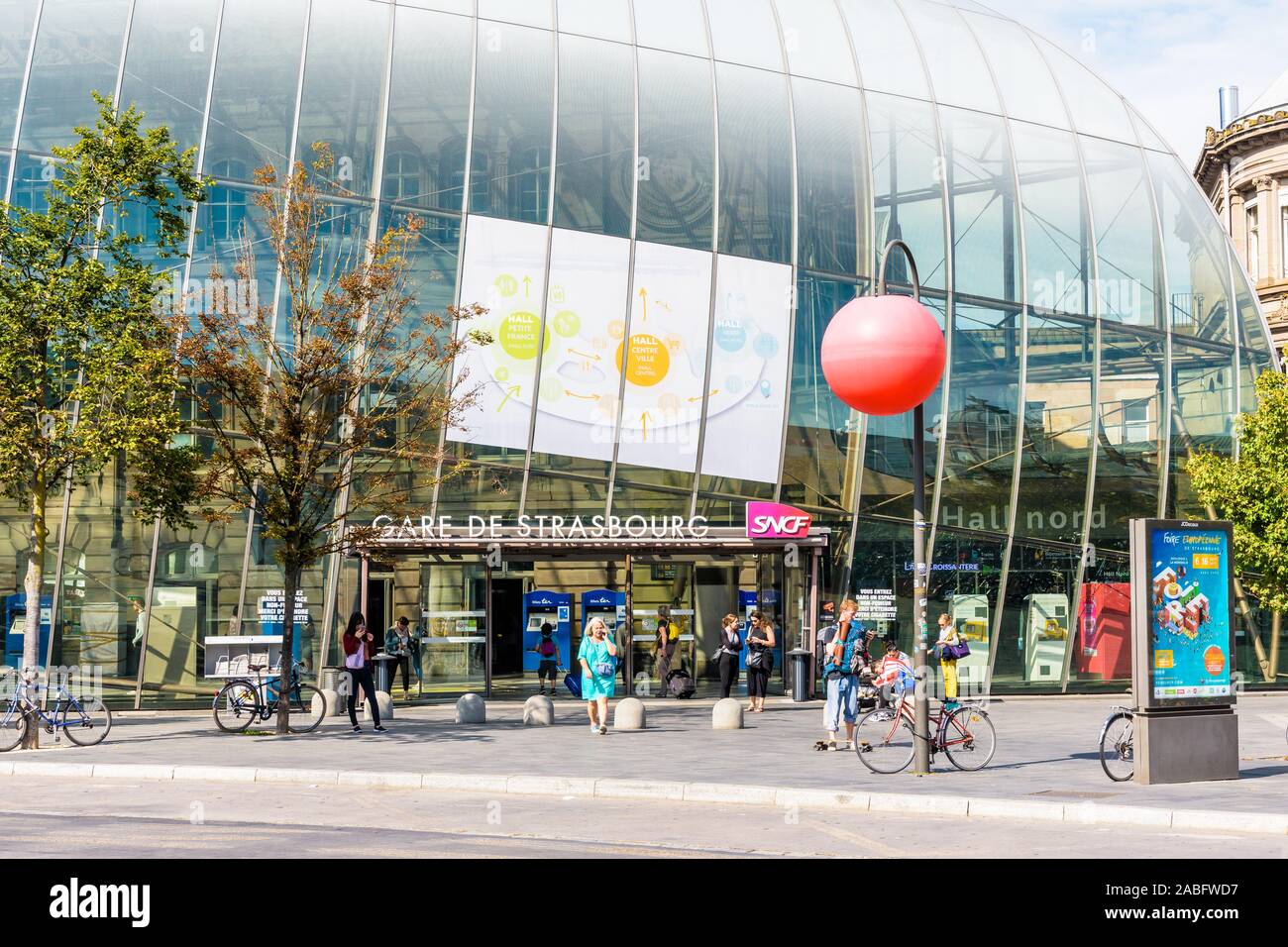 Ingresso nord di Strasburgo Stazione ferroviaria SNCF che era stato esteso nel 2007 mediante la addizione di un enorme tetto di vetro che coprono la facciata storica. Foto Stock