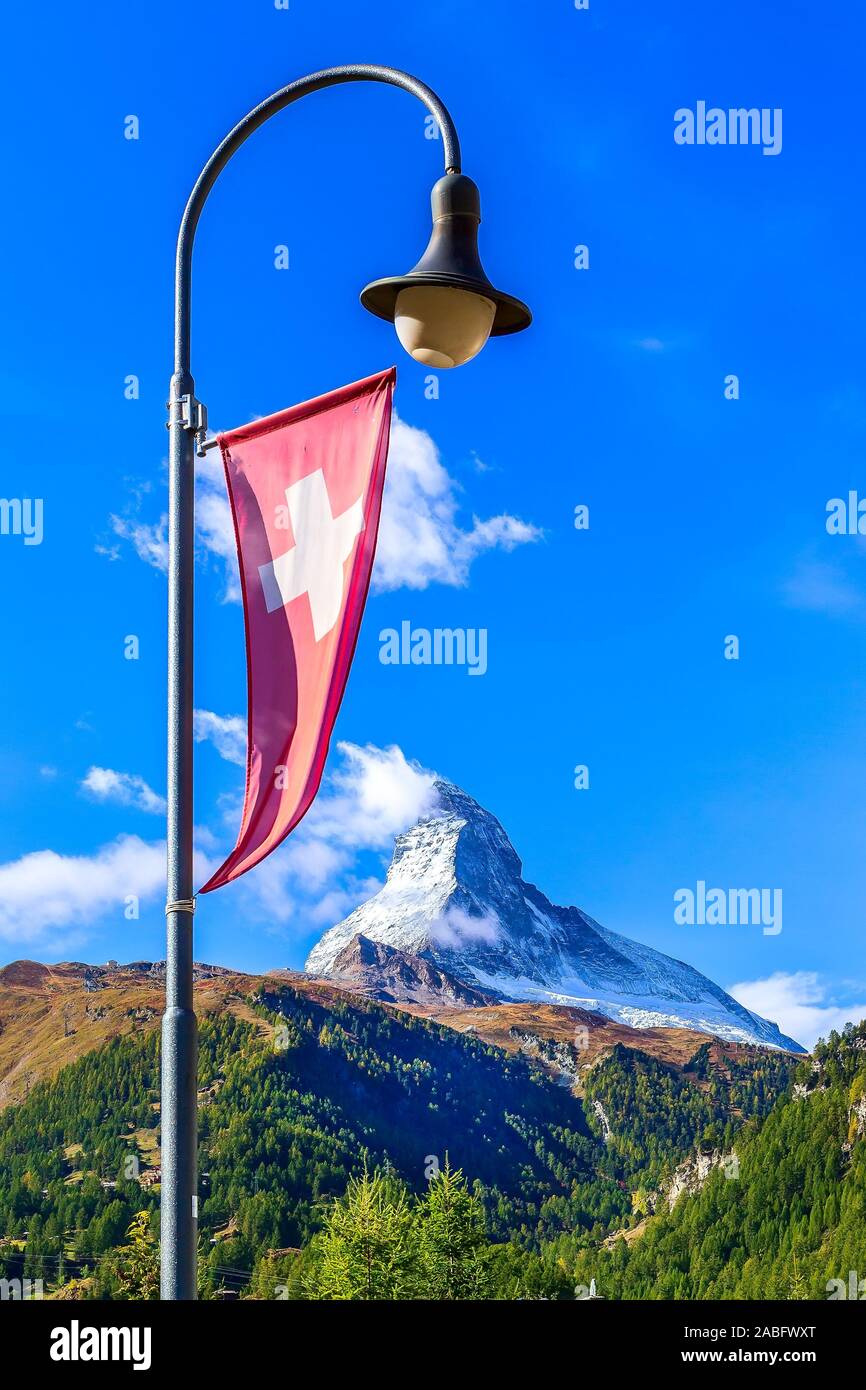 Cervino Snow mount, bandiera svizzera e street light close-up, Zermatt, Svizzera, Alpi Svizzere Foto Stock